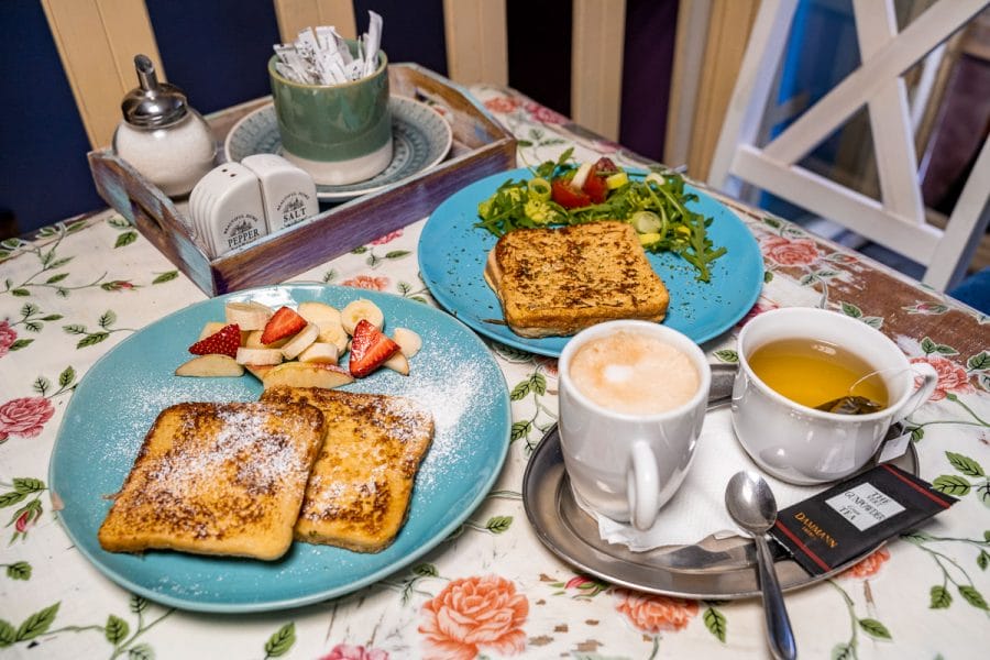 French toasts for breakfast in Anyám szerint, Budapest