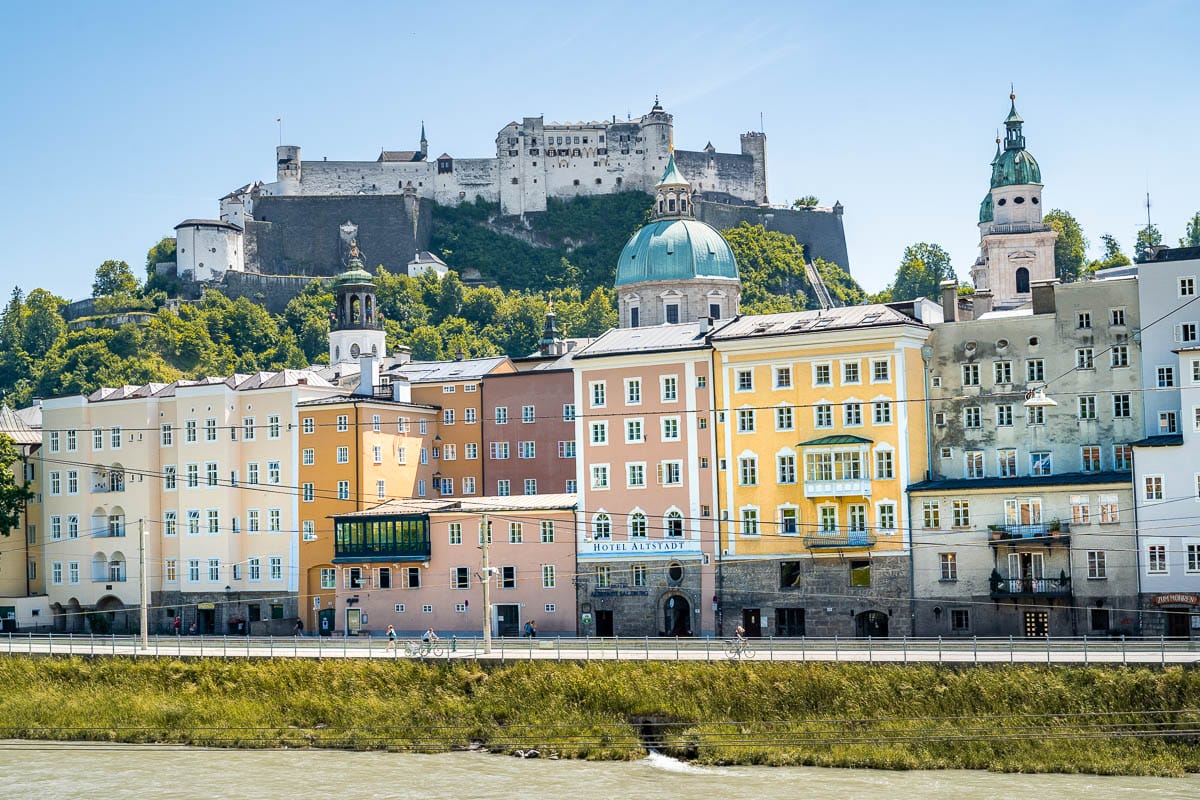 színes házak Salzburgban, Ausztriában