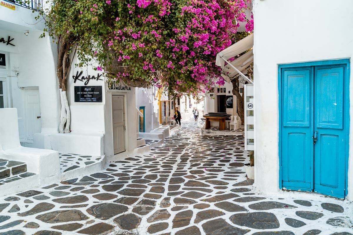 Bemalte Straßen mit rosa Bougainvillea in Mykonos