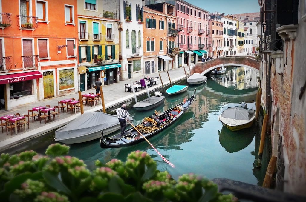 Waterfront! Balconies Overlooking Canals in Central Venice