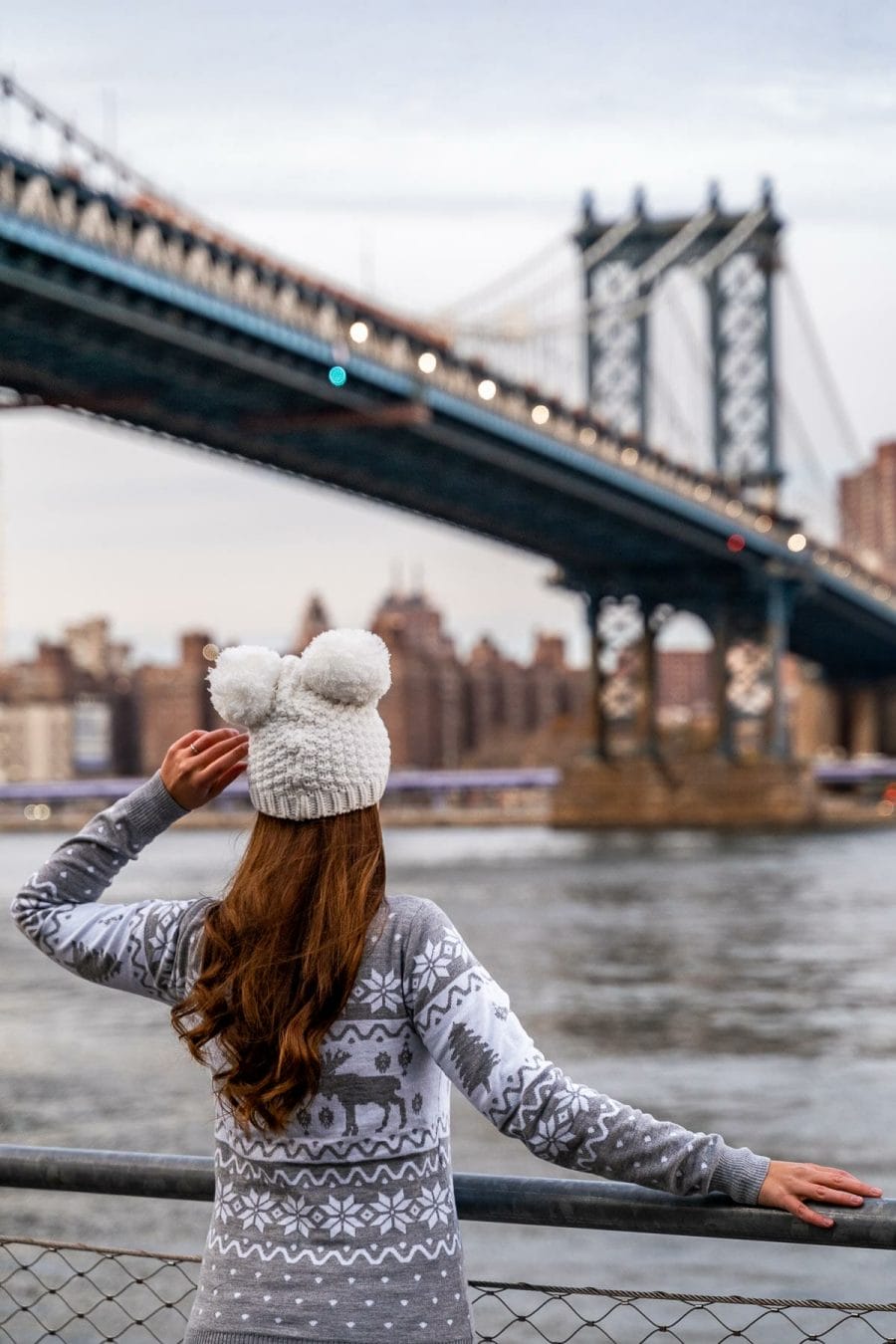 Girl in front of the Manhattan Bridge in New York