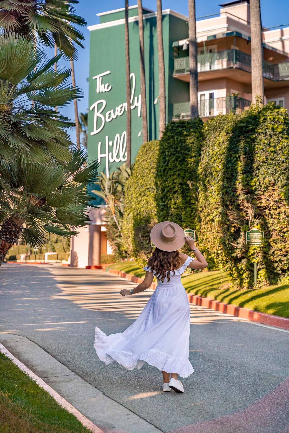 Girl in front of The Beverly Hills Hotel