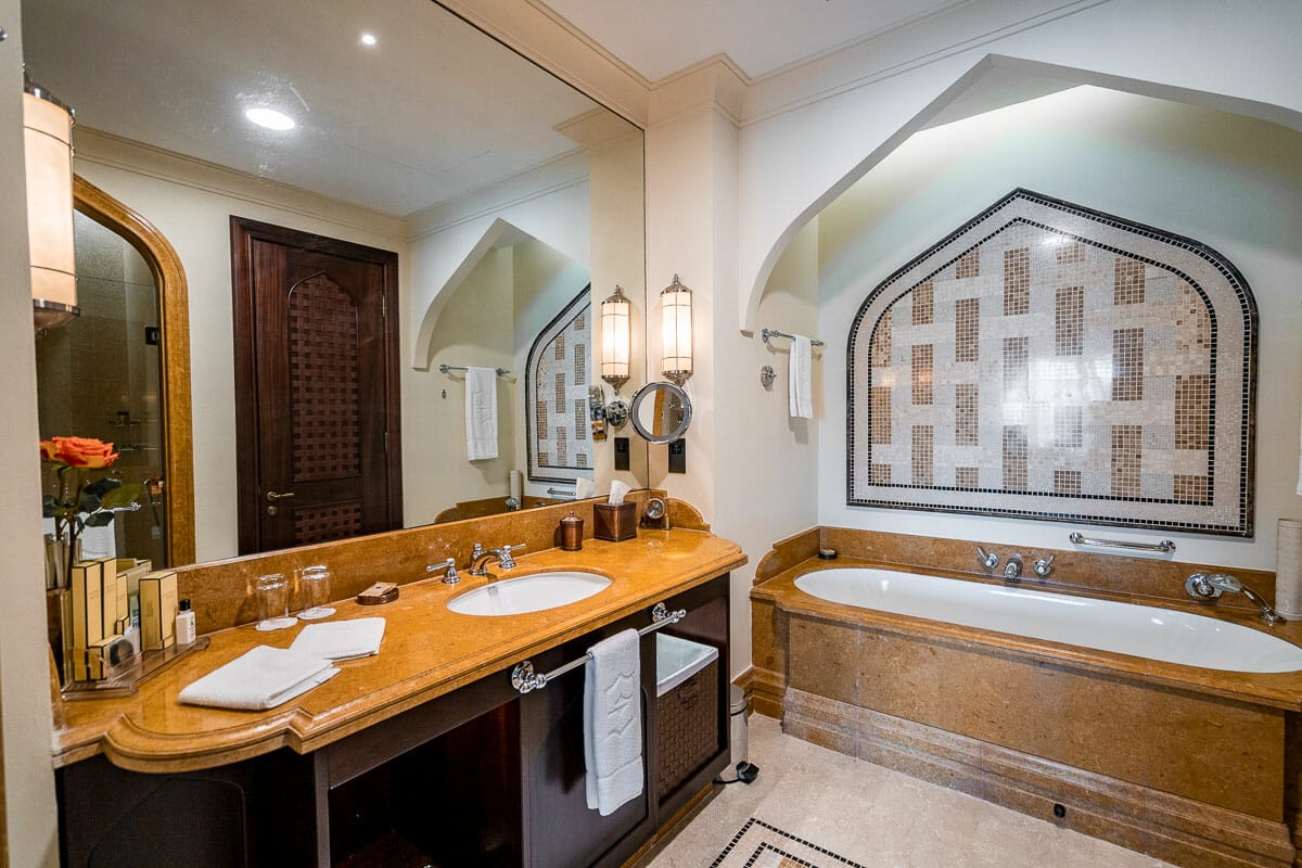 Bathroom of the Horizon Club Deluxe Room at Shangri-La Abu Dhabi