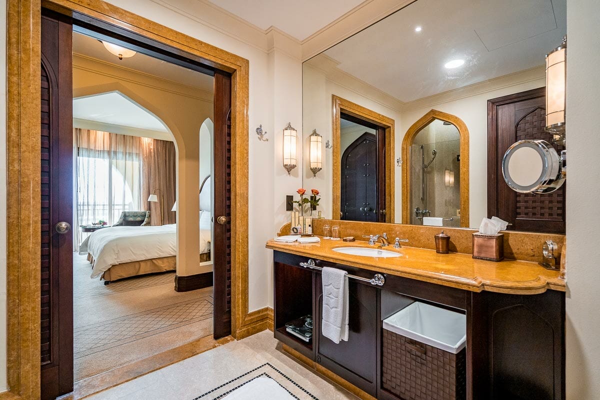 Bathroom of the Horizon Club Deluxe Room at Shangri-La Abu Dhabi