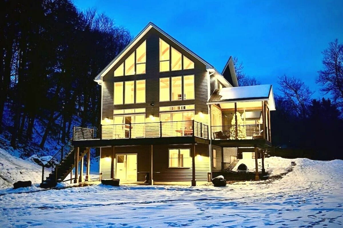 New Modern Chalet in the Heart of Stowe