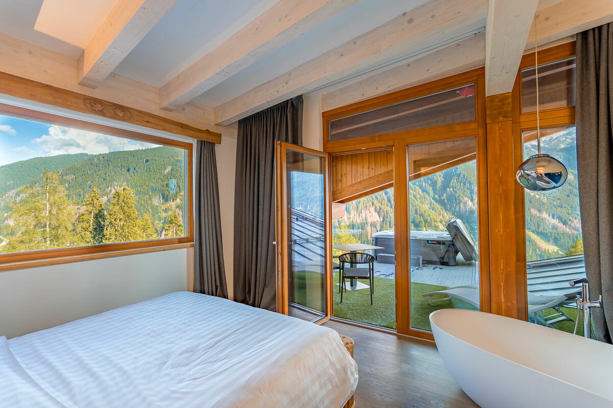 Alpine lodge with private jacuzzi at Chalet al Foss