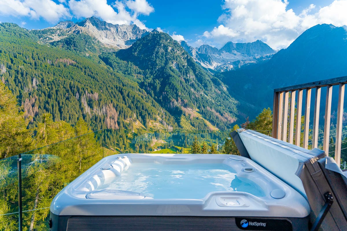 Hot tub overlooking the mountains at Chalet Al Foss
