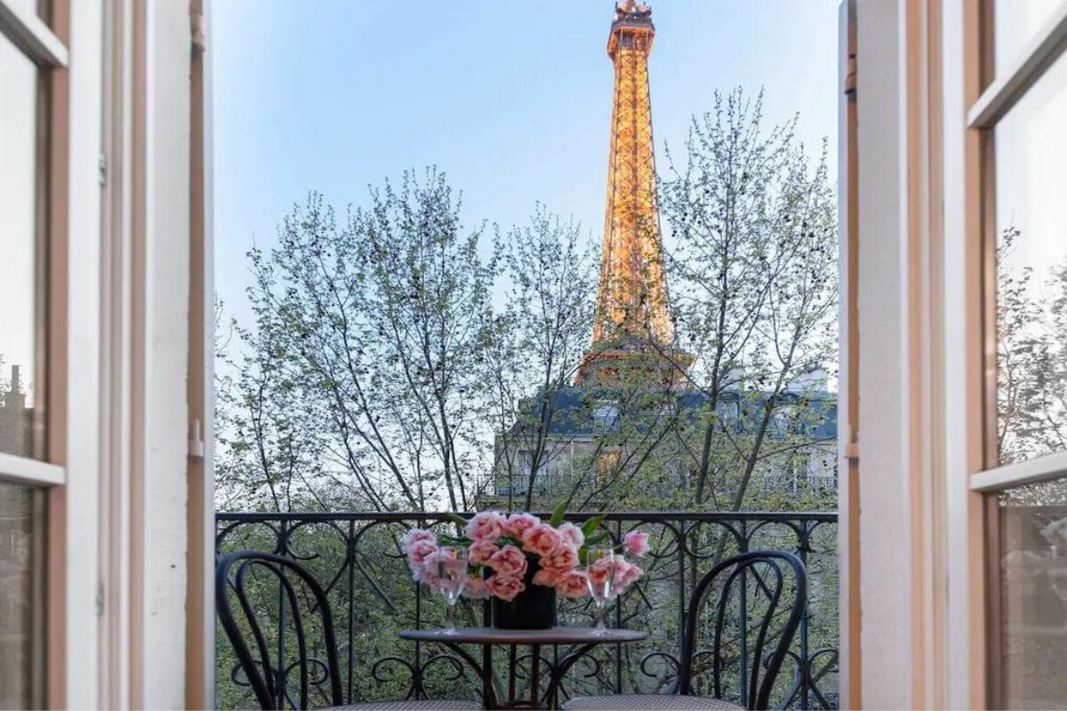 Spacious, Enchanting 1 Bedroom with Balcony and Insta-worthy Eiffel View